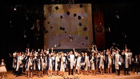 Özel Ege Lisesinde Mezuniyet Coşkusu